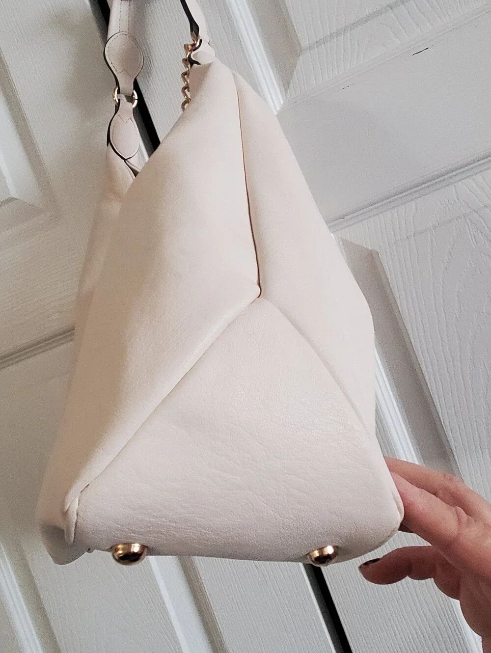 JUICY COUTURE ROYAL CREST HOBO BAG. SOFT WHITE. GOLD TONE CHAIN.